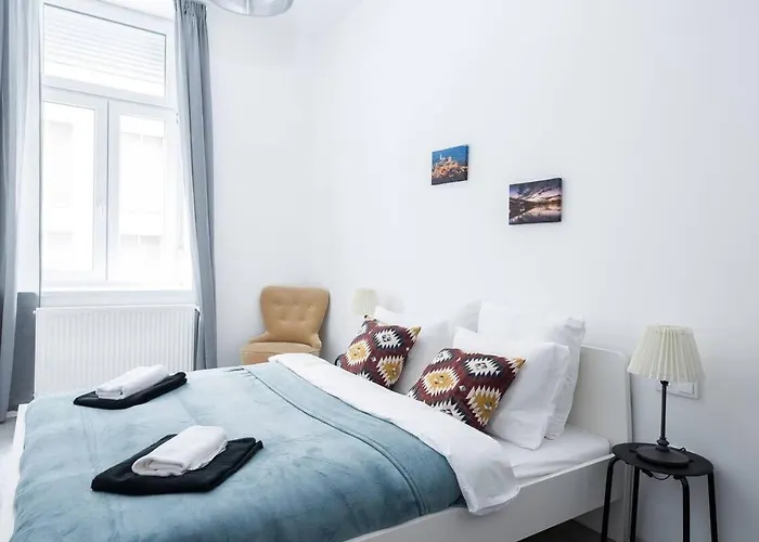 Central Brand New And Modern Apartment